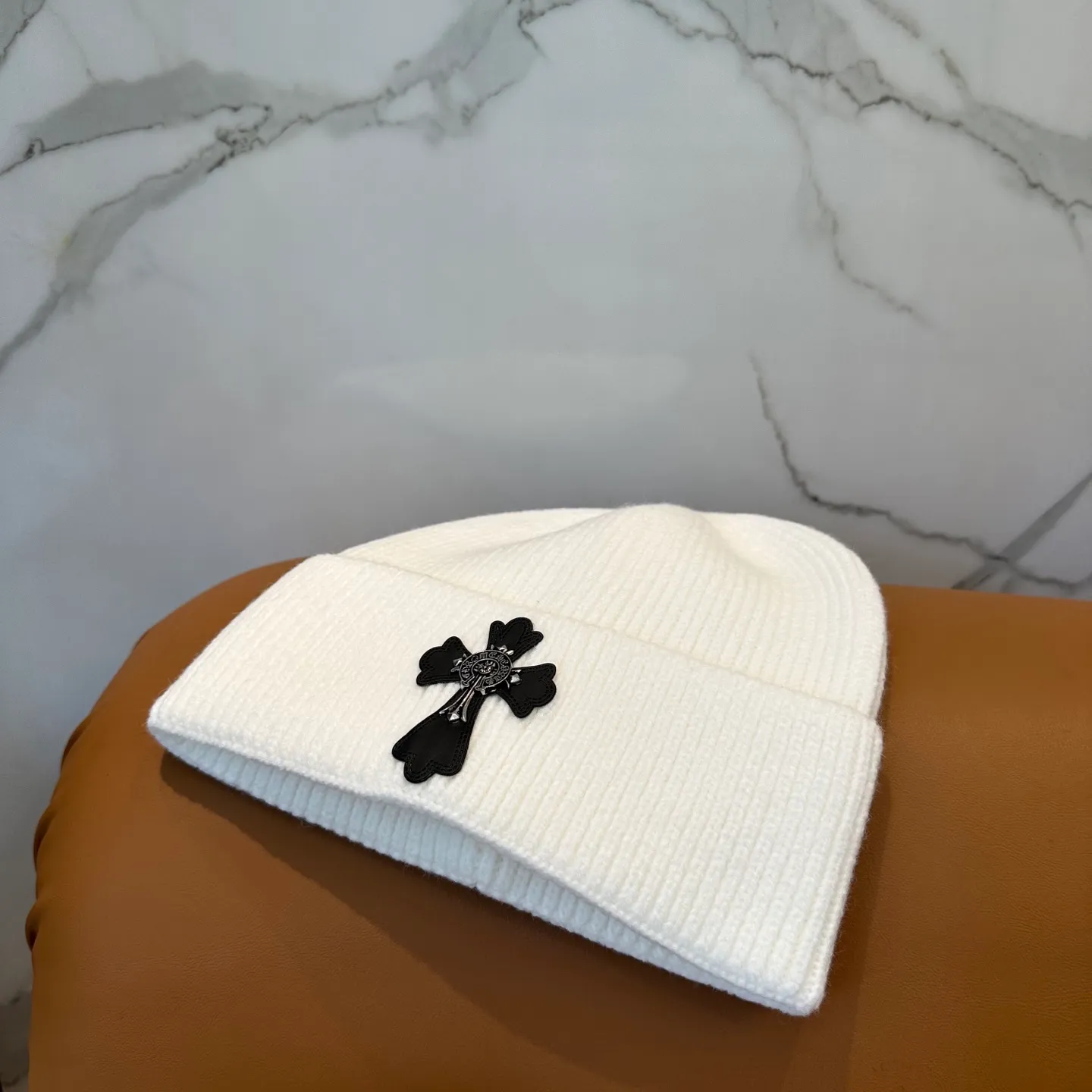 P46 🤍Chrome hearts new autumn and winter cross knitted hat🧶 One of the must-have hats in autumn and winter~ It really looks good on whoever wears it~, it is also a perfect match in black and white and gray in autumn~